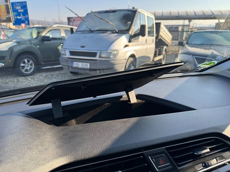 Volkswagen Touran (2016) 1,6 TDI 85 KW STK NAVI TAŽNÉ - fotka 29 z 50