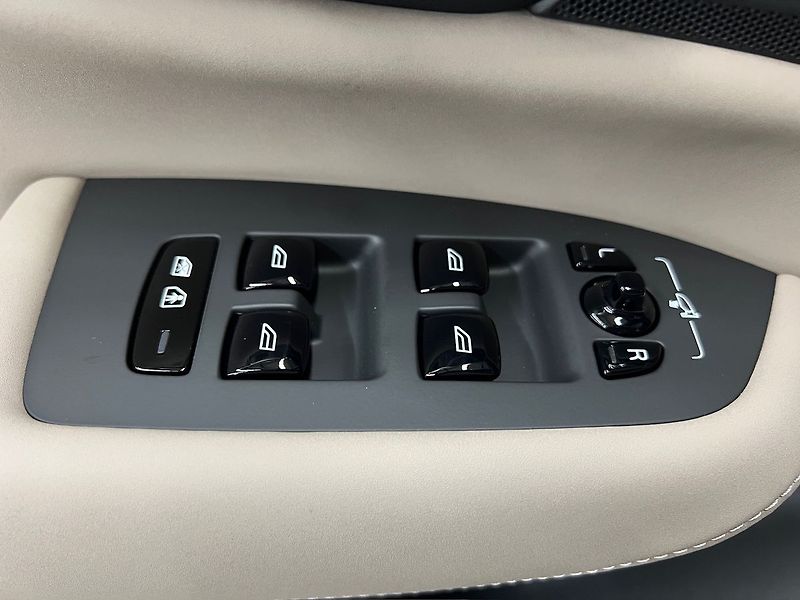 Volvo XC90 B5 AWD PLUS DARK, PANO, H&K - fotka 27 z 33
