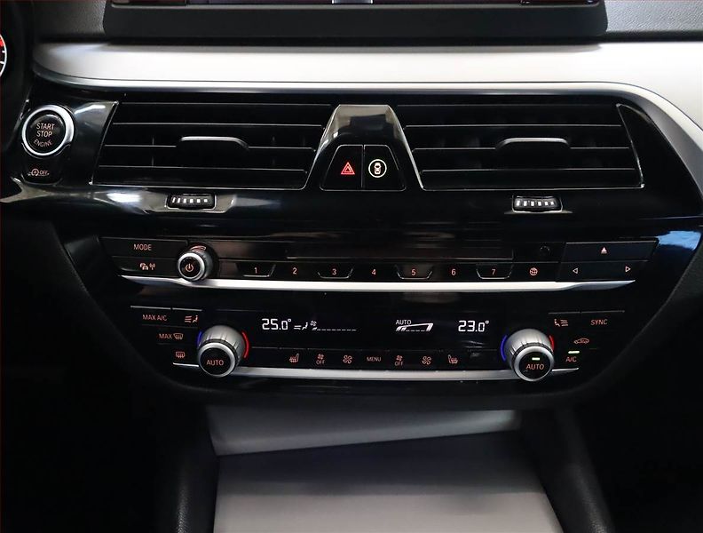 BMW Řada 5 (2018) Luxury Line 520d xDrive, 4X4 - fotka 21 z 25