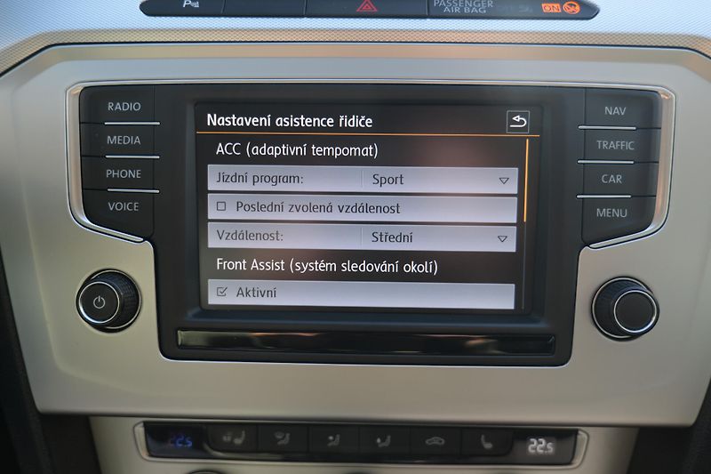 Volkswagen Passat 1.4 TSI 110 kW DSG Kamera Tažn - fotka 32 z 35