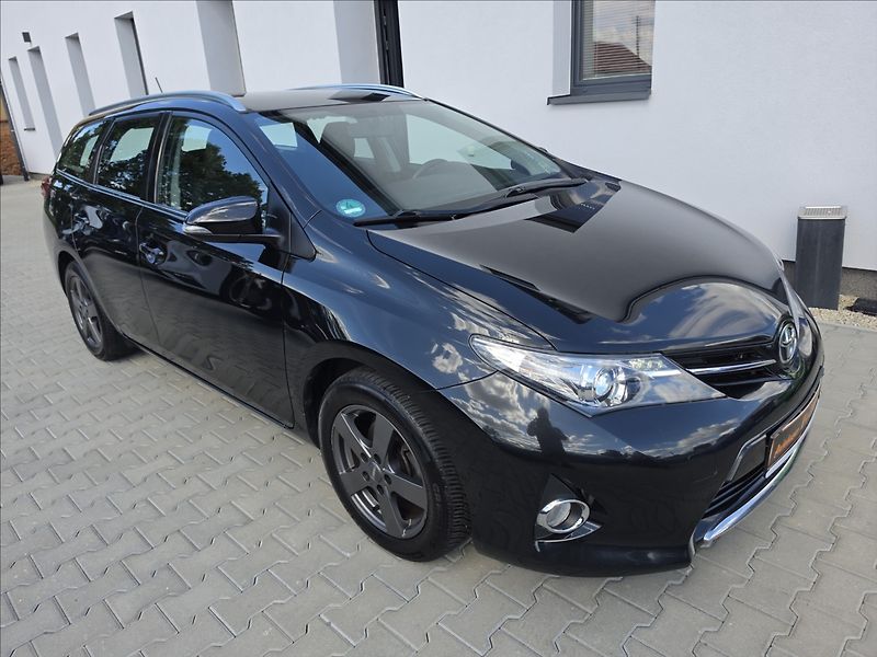 Toyota Auris 1,6 97 KW Automat kamera navi - fotka 4 z 44