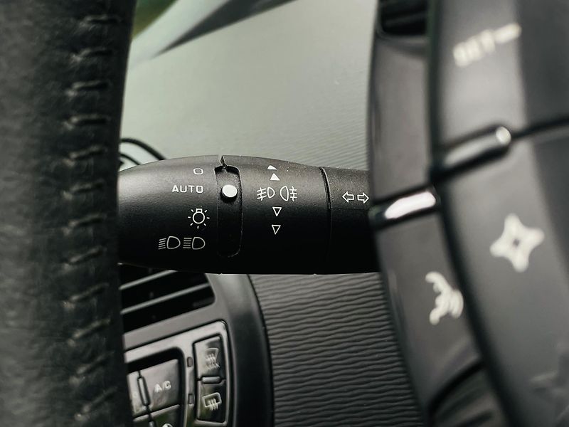 Citroën C4 Picasso 1.6i 88KW MANUÁL LED SENZORY - fotka 37 z 38
