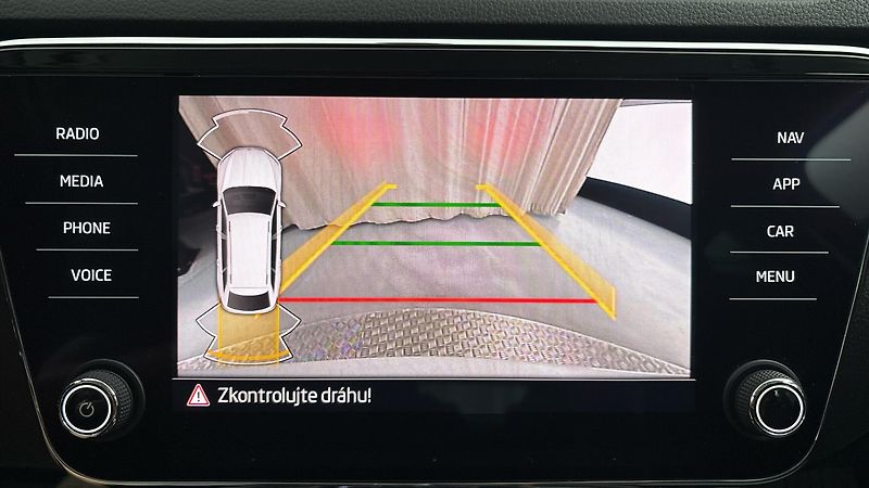 Škoda Superb 2.0 TDI DSG Style Combi - fotka 12 z 28
