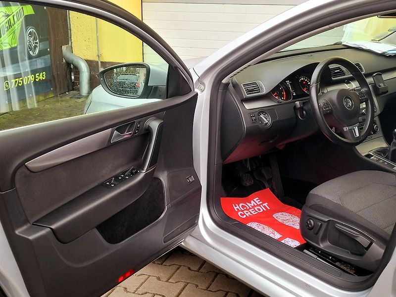 Volkswagen Passat *SERV.KNÍŽKA,AUT.PARKOVÁNÍ   - fotka 29 z 47
