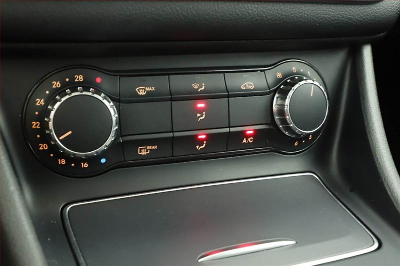 Mercedes-Benz GLA (2017) 180, Automat, Kůže, Navi - fotka 17 z 20