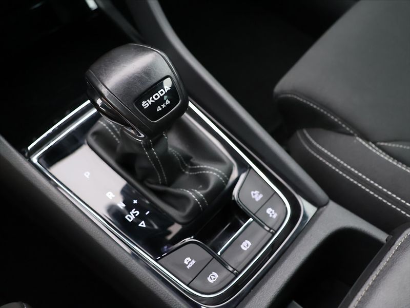 Škoda Karoq 2,0 TDI DSG 4x4 Sportline DPH - fotka 24 z 32
