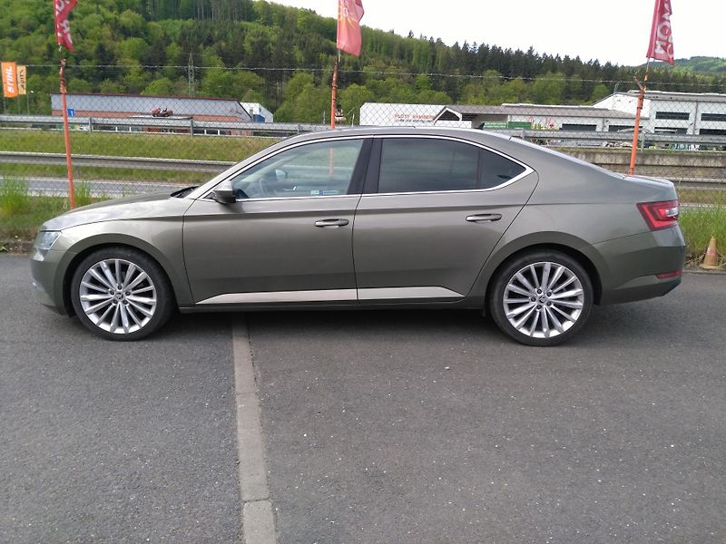 Škoda Superb 2,0 TDI /110 kW/ - fotka 32 z 33