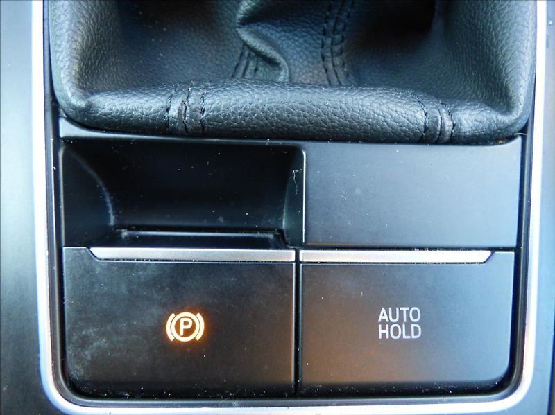 Volkswagen Golf 1,0 TSI Virtual Cockpit  Life - fotka 38 z 49