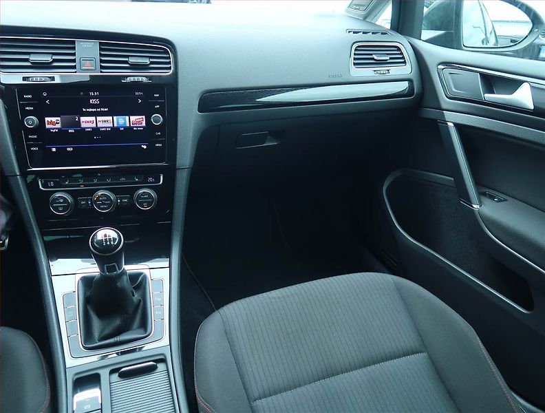 Volkswagen Golf (2017) 1.5 TSI, Navi, Tempomat - fotka 8 z 17