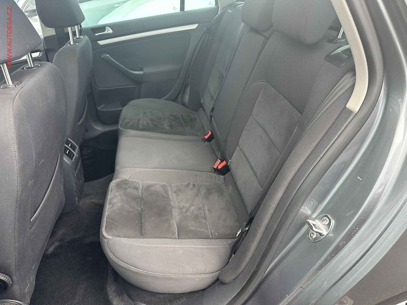 Volkswagen Golf (2010) 1.6 TDi, DSG - fotka 10 z 15
