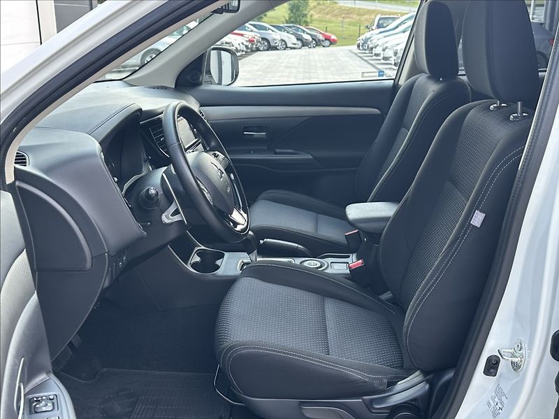 Mitsubishi Outlander 2,0 150PS  Intense A/T 4x4 - fotka 12 z 53