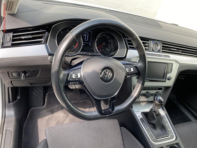 Volkswagen Passat (2017) 2.0 TDi, Comfortline - fotka 13 z 17