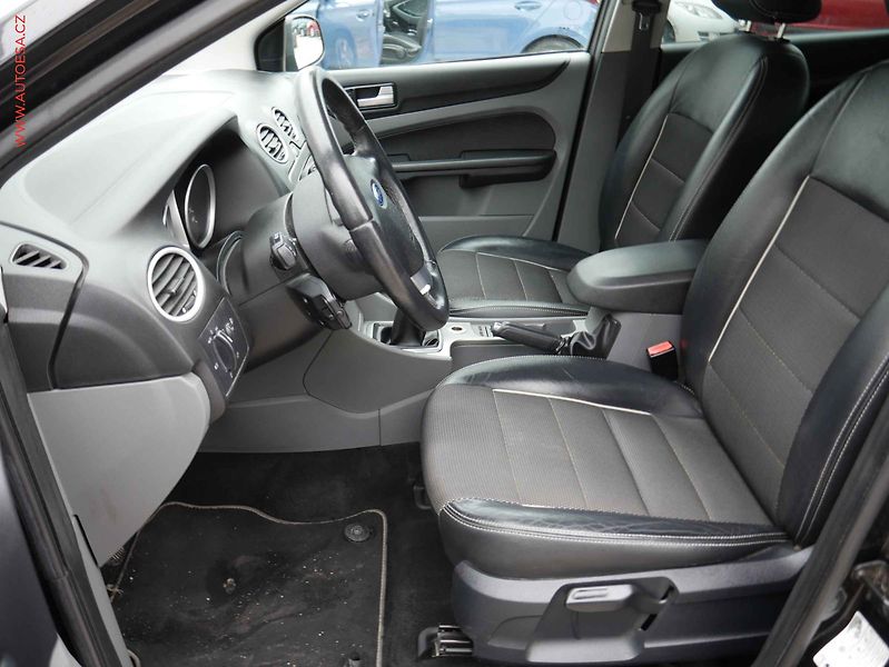 Ford Focus (2009) 1.6i, AC - fotka 9 z 17