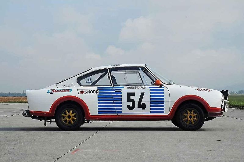 Škoda 130 RS. Vlevo je okruhová verze z roku 1981, vpravo soutěžní provedení z roku 1977.