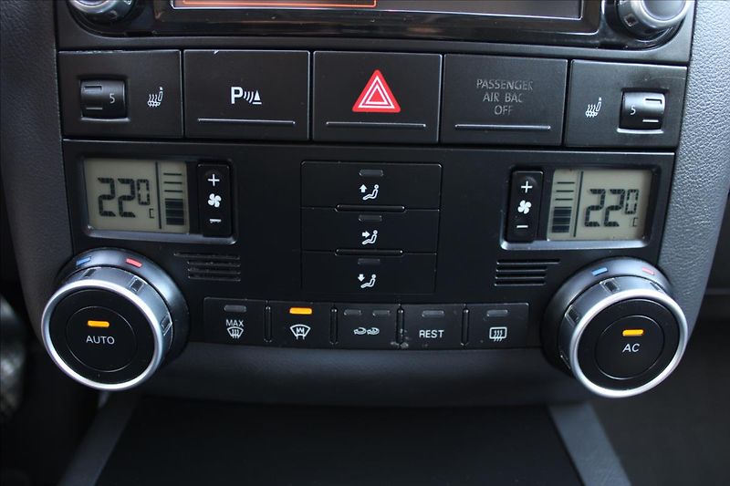 Volkswagen Touareg 2,5 TDI  NOVÉ V ČR,4x4 - fotka 14 z 29
