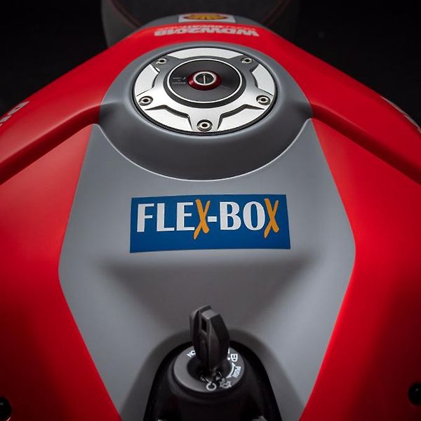 Ducati Panigale V4 S (2018) CORSE ex Jorge Lorenzo - fotka 20 z 39