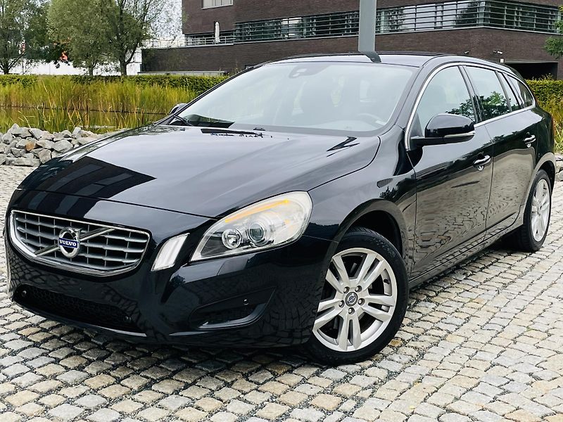 Volvo V60 2.4D5 MANUÁL TAŽNÉ SERVISKA - fotka 1 z 41