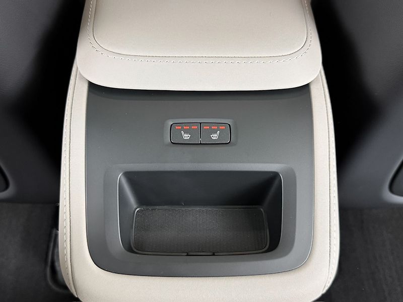 Volvo XC90 B5 AWD PLUS DARK, PANORAMA, H& - fotka 27 z 33
