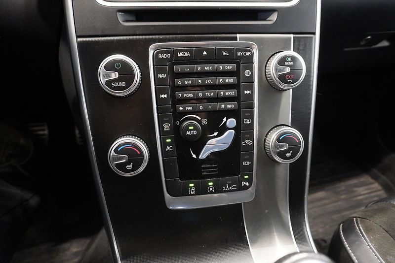 Volvo V60  2,0 T4 R-DESIGN AUTOMAT - fotka 23 z 33