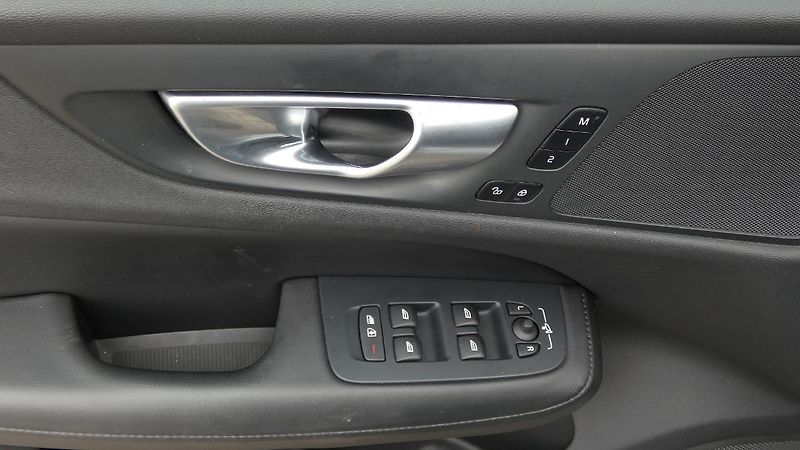 Volvo V60 B4 benzin Plus Dark DCT - fotka 9 z 24