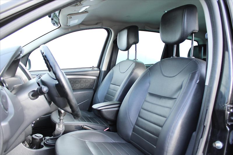 Dacia Duster 1.2 TCe 92kW KLIMA NAVIGACE - fotka 9 z 23