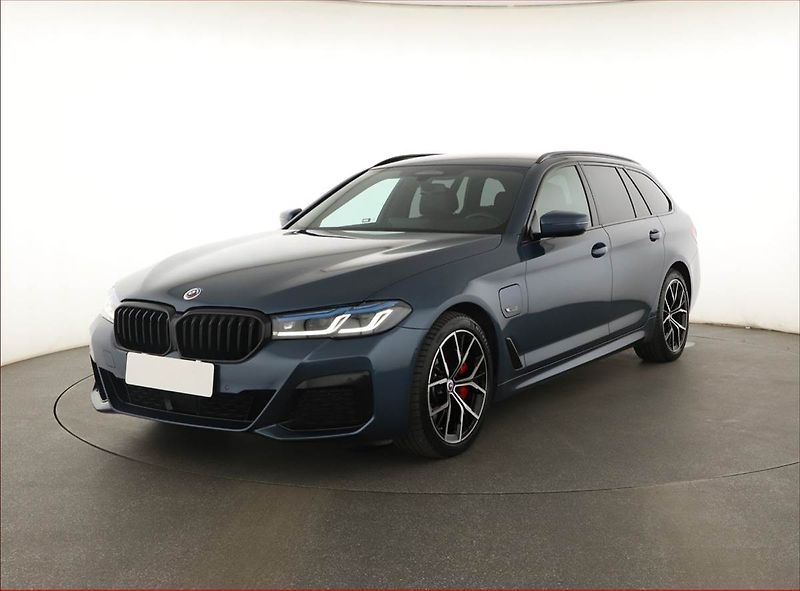 BMW Řada 5 (2022) 530e xDrive - fotka 2 z 22