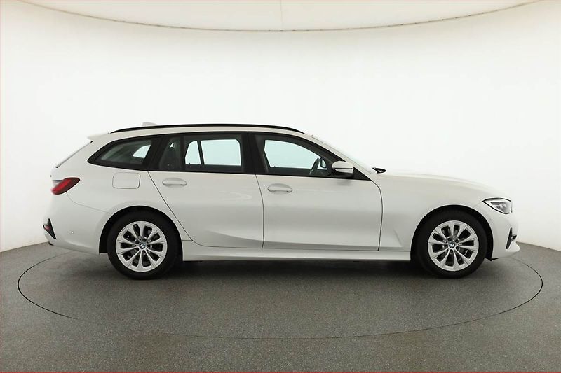 BMW Řada 3 (2021) 320 d xDrive - fotka 6 z 20