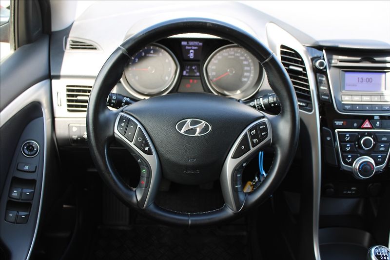 Hyundai i30 1,6 i  NOVÉ V ČR - fotka 9 z 36