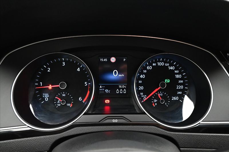 Volkswagen Passat 2,0 TDI 110kW DSG Business Zár - fotka 16 z 33