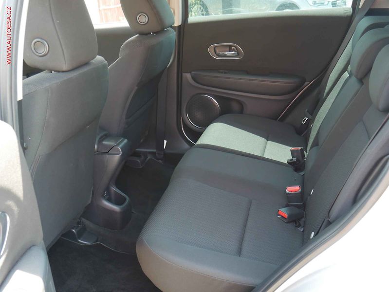 Honda HR-V (2016) 1.5 VTEC, 1.maj,ČR, AT, park - fotka 10 z 19