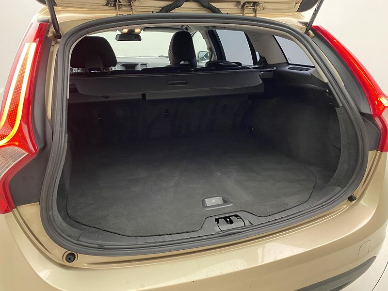 Volvo V60 D5 MOMENTUM REZERVACE - fotka 6 z 43