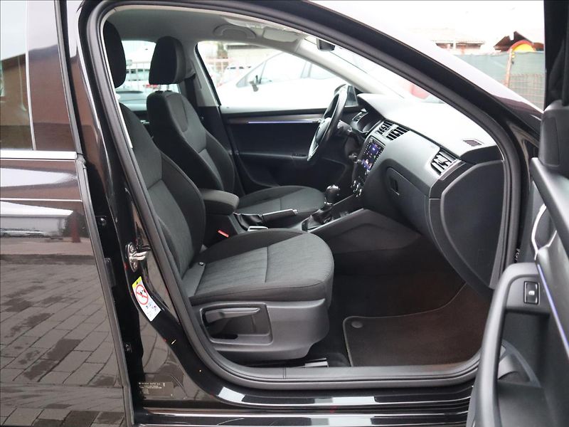 Škoda Octavia 2,0 TDi DSG Style ACC LED - fotka 8 z 41