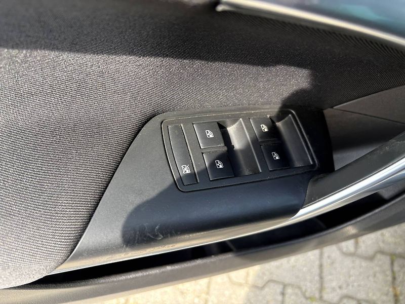 Opel Insignia Sports Tourer Sport A16XHT 125 - fotka 10 z 21