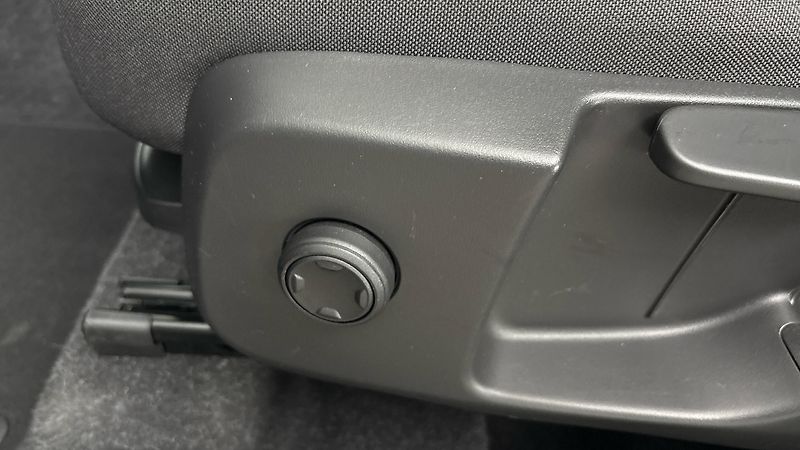 Volvo XC40 2.0 T3 AUT Momentum Pro - fotka 21 z 27