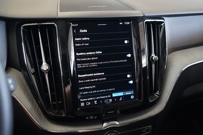 Volvo XC60 B5 AWD Plus Dark, Ventilace - fotka 33 z 46