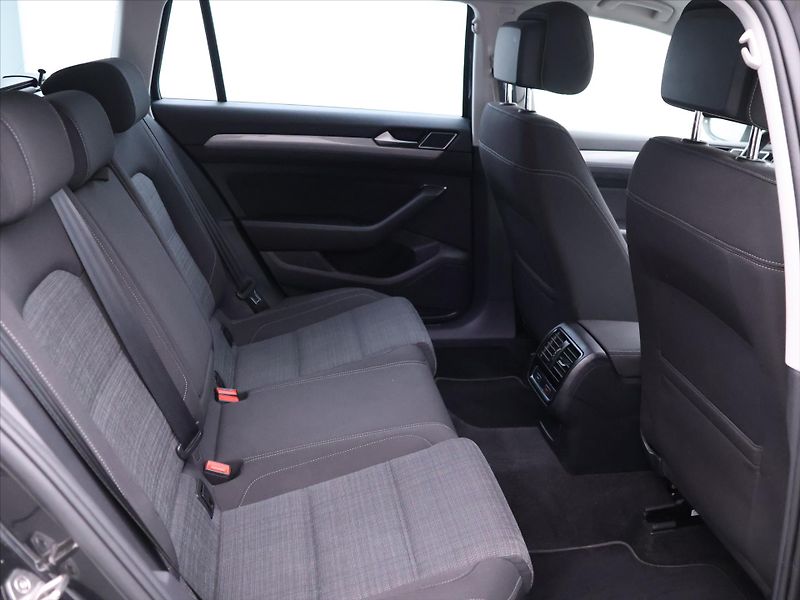 Volkswagen Passat 2,0 TDI DSG Virtual Business - fotka 14 z 36