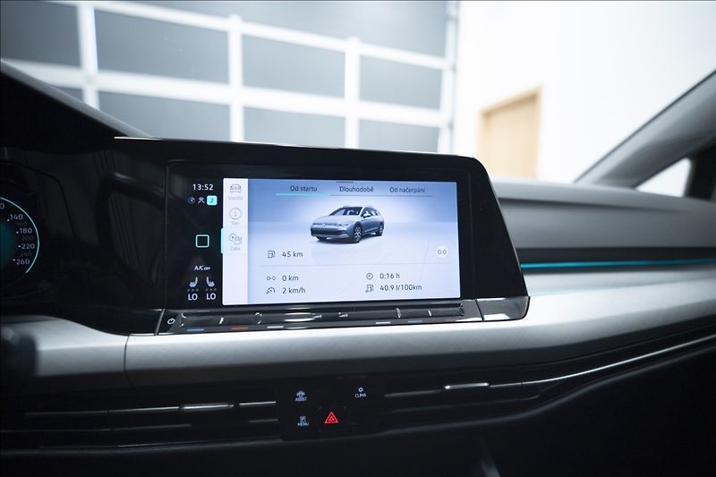 Volkswagen Golf 1,5 eTSI DSG KAMERA VÝHŘEV ČR - fotka 34 z 45