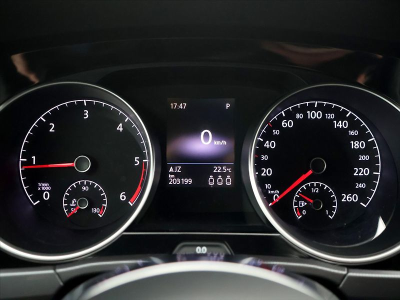Volkswagen Touran 2,0 TDI 110kW R-Line DSG CZ - fotka 21 z 38