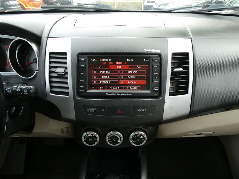 Mitsubishi Outlander 2,4 i 125kW 7.míst,4x4,automat - fotka 27 z 35