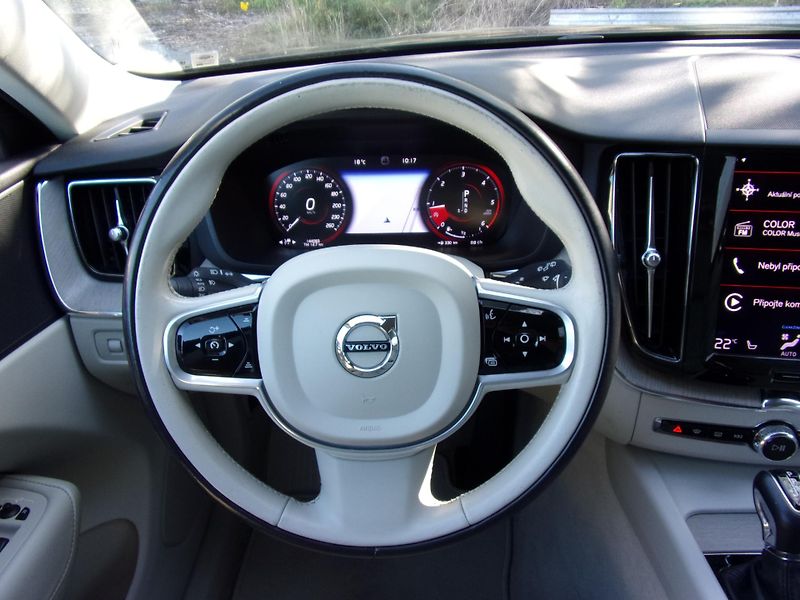 Volvo XC60 2.0D AWD 140kW INSCRIPTION TOP - fotka 14 z 28