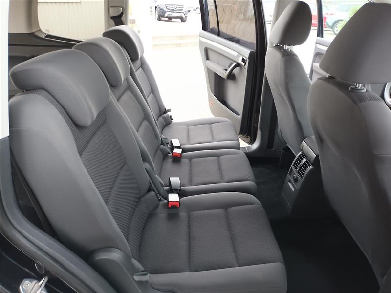 Volkswagen Touran 1,4 TSI,SERVIS,TAŽNÉ,VÝHŘEV - fotka 23 z 43