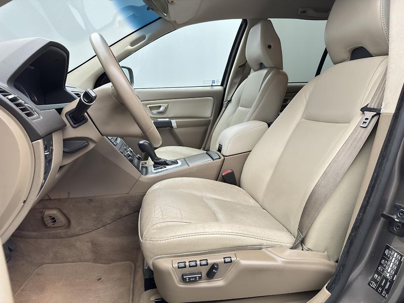 Volvo XC90 D5 AWD SUMMUM AUT CZ  - fotka 4 z 41