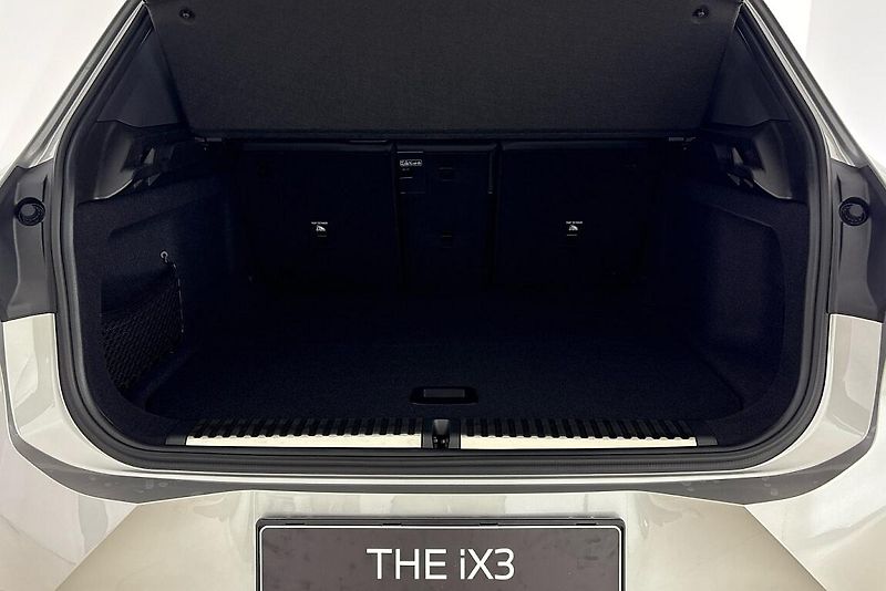 BMW iX3 40 - fotka 10 z 28