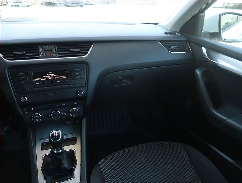 Škoda Octavia (2014) Ambition 1.6 TDI, Tempomat - fotka 8 z 18