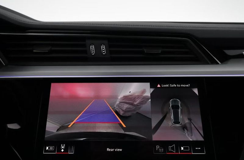 Audi Q8 e-tron 55 Q 360k Matrix Pano 4 zóny  - fotka 21 z 28