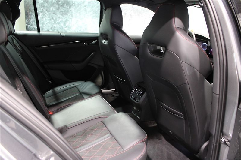 Škoda Octavia 2,0 TDI RS 147KW 4x4 zánovní - fotka 12 z 39