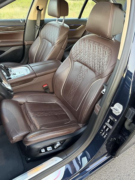 BMW Řada 7 (2020) BMW 750i xDrive 4.4 V8 390 kW  - fotka 23 z 33
