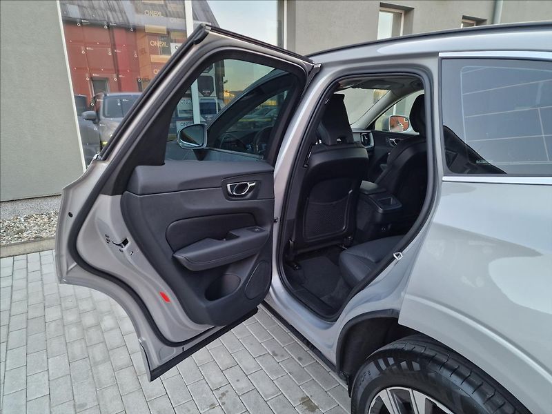 Volvo XC60 B5 AWD Momentum Pro,ČR,1.Maj. - fotka 18 z 50