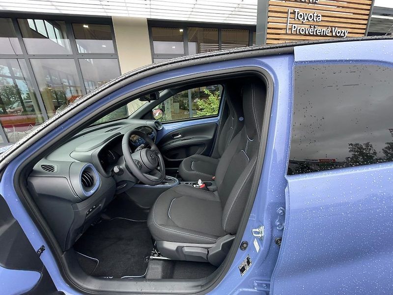 Toyota Aygo 1.5 Hybrid automat Style - fotka 14 z 27
