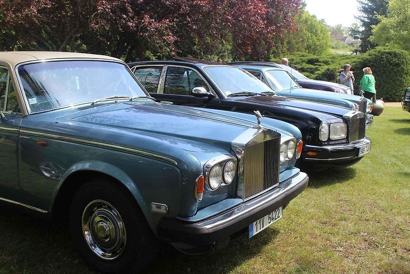 Luxusní vozy se v sobotu 4. května sjely na zámek do Lnář. Převládala auta značky Rolls-Royce.